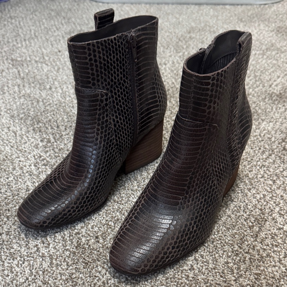 NWOT Never Worn Dark Brown Textured Ankle Booties